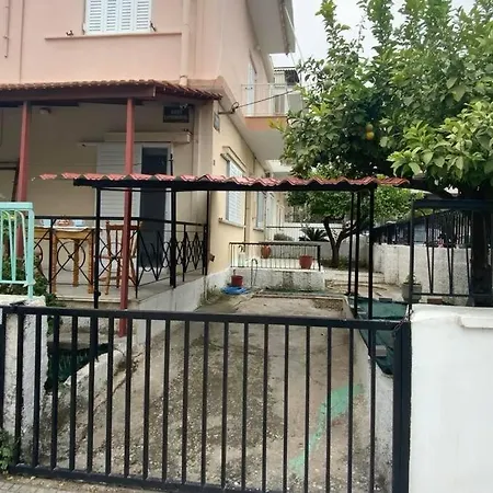 Lovely House With Private Carport & Shady Veranda Athens